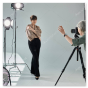 Assistente fotografo vicino ai softbox